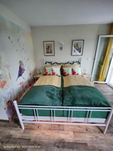 a bedroom with a large bed in a room at Wintergarten am Thingplatz in Rinteln