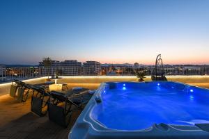 una bañera azul en la parte superior de un techo en Zadar Sunset Penthouse with spectacular view and jacuzzi, en Zadar