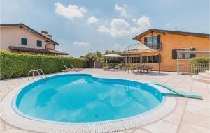 una piscina en el patio trasero de una casa en Nice Home In Fumane -Vr-, en Fumane 28 fotos más