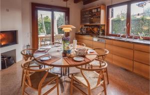 een keuken met een houten tafel met stoelen en een eetkamer bij Stunning Home In Fumane -vr- With 7 Bedrooms, Wifi And Outdoor Swimming Pool in Fumane