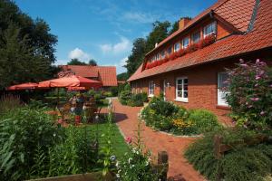 einen Garten vor einem Gebäude mit Blumen in der Unterkunft Ferienhof Große Drieling in Greven