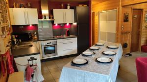 Kuchyňa alebo kuchynka v ubytovaní Appartement dans petit chalet