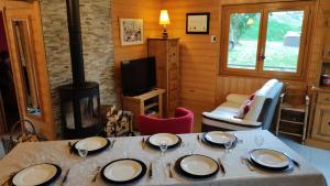 Televízia a/alebo spoločenská miestnosť v ubytovaní Appartement dans petit chalet