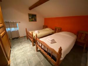 Postel nebo postele na pokoji v ubytování Logis Hôtel Restaurant Le Domaine de l'Eau Vive