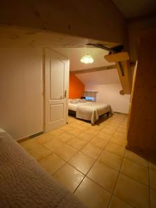 Postel nebo postele na pokoji v ubytování Logis Hôtel Restaurant Le Domaine de l'Eau Vive