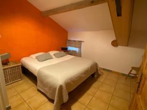 Postel nebo postele na pokoji v ubytování Logis Hôtel Restaurant Le Domaine de l'Eau Vive
