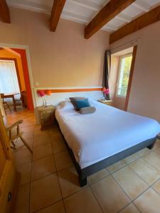 Postel nebo postele na pokoji v ubytování Logis Hôtel Restaurant Le Domaine de l'Eau Vive