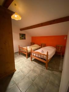 Postel nebo postele na pokoji v ubytování Logis Hôtel Restaurant Le Domaine de l'Eau Vive