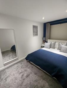 sypialnia z dużym łóżkiem i lustrem w obiekcie 1 Bed Apartment Near Vibrant Bethnal Green w Londynie