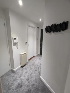 une pièce vide avec un mur blanc et un radiateur dans l'établissement 1 Bed Apartment Near Vibrant Bethnal Green, à Londres