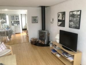 TV a/nebo společenská místnost v ubytování Nice summer cottage by Kiasjon, Fagerhult