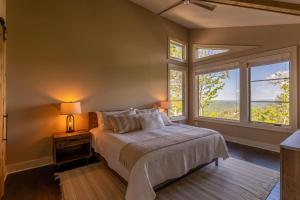 Tempat tidur dalam kamar di Sweet Sejour at Blue Ridge Mountain Club