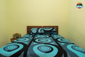 a bedroom with a bed with a blue and black comforter at Viva Chile Santiago Centro in Santiago