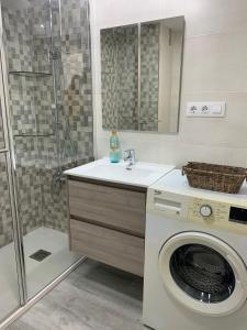 łazienka z pralką i prysznicem w obiekcie Absolu Almansa w Maladze