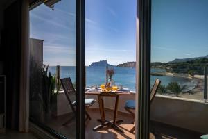 ein Esszimmer mit einem Tisch und Meerblick in der Unterkunft La Sort Boutique Hotel in Moraira