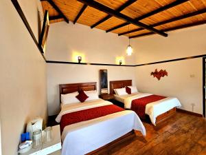 um quarto com duas camas num quarto em Chez Allen em Nuwara Eliya