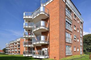 een appartementencomplex met balkons aan de zijkant bij Strandpalais PE08 in Cuxhaven