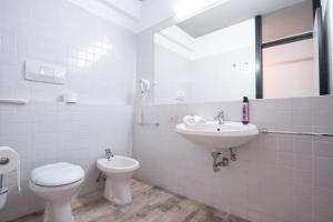 Bilik mandi di Hotel Ciclamino