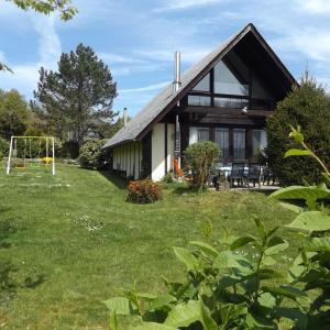 uma casa com um campo de futebol no quintal em Ferienhaus-Hotel "Zur Grünen Oase" em Adelmannsfelden