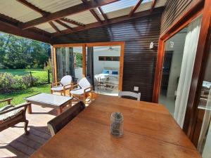 風暴河的住宿－Beautiful garden cottage，天井上的木桌和椅子