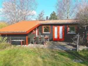 una cabina con tavolo e sedie di fronte ad essa di Holiday home Rødby LIV a Rødby