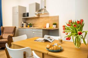 A kitchen or kitchenette at Jimmy's Apartments Emerald