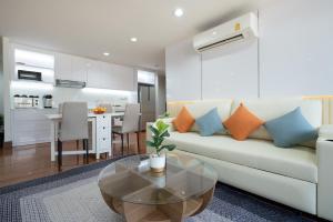 曼谷的住宿－MN residence at Thonglor，客厅配有沙发和桌子