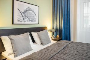 A bed or beds in a room at Jimmy's Apartments Emerald