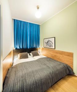 A bed or beds in a room at Jimmy's Apartments Emerald