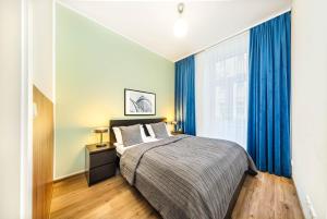 A bed or beds in a room at Jimmy's Apartments Emerald