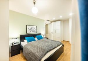A bed or beds in a room at Jimmy's Apartments Emerald