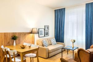 A seating area at Jimmy's Apartments Emerald