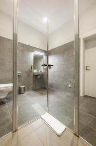 A bathroom at Jimmy's Apartments Emerald