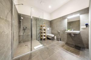 A bathroom at Jimmy's Apartments Emerald