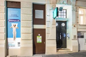 The facade or entrance of Jimmy's Apartments Emerald