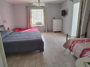 - une chambre avec un lit, une commode et une fenêtre dans l'établissement Piazza Dante 22 Apartment, à Naples