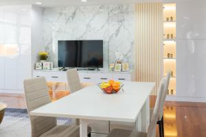 曼谷的住宿－MN residence at Thonglor，白色的用餐室配有白色的桌椅