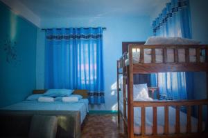 1 dormitorio con 2 literas y paredes azules en RnE Hometel Batanes, en Ivana