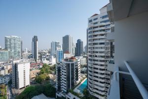 曼谷的住宿－MN residence at Thonglor，享有城市和高楼的景色