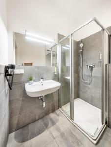 A bathroom at Jimmy's Apartments Emerald