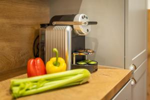 A kitchen or kitchenette at Jimmy's Apartments Emerald