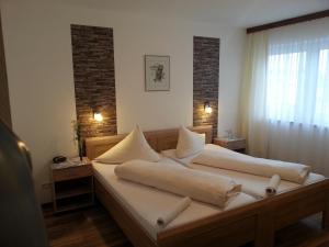 Postel nebo postele na pokoji v ubytování Hotel-Gasthof Zur Rose