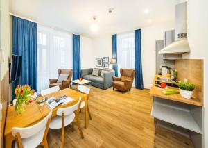 A seating area at Jimmy's Apartments Emerald