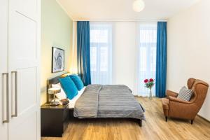 A bed or beds in a room at Jimmy's Apartments Emerald