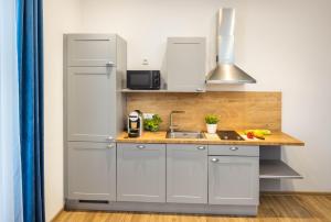 A kitchen or kitchenette at Jimmy's Apartments Emerald