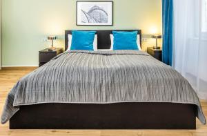 A bed or beds in a room at Jimmy's Apartments Emerald