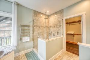 une salle de bain avec une douche avec une porte vitrée dans l'établissement Mo-Anna Oh-Anna, à Bumpass 42 autres photos