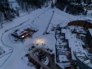 una vista aerea di una stazione sciistica nella neve di Alpesmith - Bike & Ski apartments a Bardonecchia