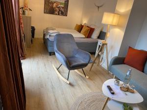 Pokój z łóżkiem, krzesłem i kanapą w obiekcie Gasthaus Zur Post w mieście Uetze