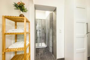 A bathroom at Jimmy's Apartments Emerald